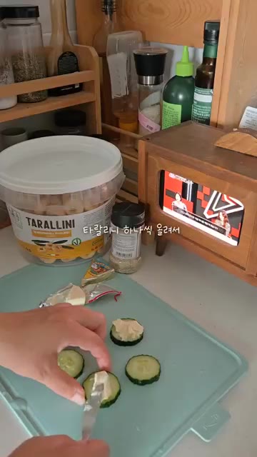 썰어둔 오이 위에 크림치즈를 바른다. — 타랄리니로 만든 간단 핑거푸드