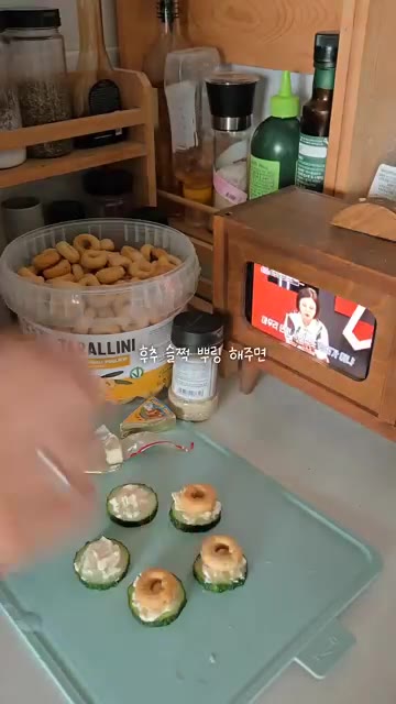 크림치즈를 바른 오이 위에 타랄리니를 올린다. — 타랄리니로 만든 간단 핑거푸드