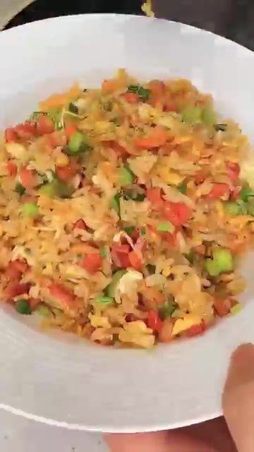 계란 2개와 밥 1공기를 준비합니다. — 계란볶음밥 '이것' 안 넣으면 맛없어 (한 꼬집만!!)