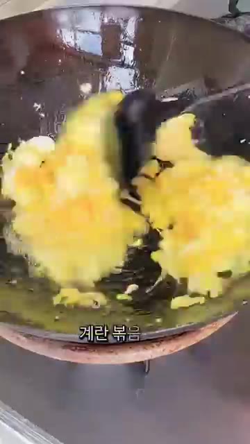 다진 당근, 오이, 햄을 넣고 함께 볶아줍니다. — 계란볶음밥 '이것' 안 넣으면 맛없어 (한 꼬집만!!)