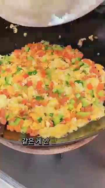 밥을 넣고 고루 섞어줍니다. — 계란볶음밥 '이것' 안 넣으면 맛없어 (한 꼬집만!!)