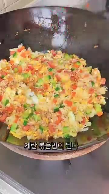 모든 재료를 잘 섞어 볶아주면 맛있는 계란볶음밥이 완성됩니다. — 계란볶음밥 '이것' 안 넣으면 맛없어 (한 꼬집만!!)
