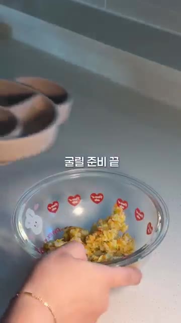 밥새우가 어느 정도 볶아졌으면 채소와 밥을 넣고 함께 볶아주세요. — 10개월 아기 밥새우 주먹밥 레시피