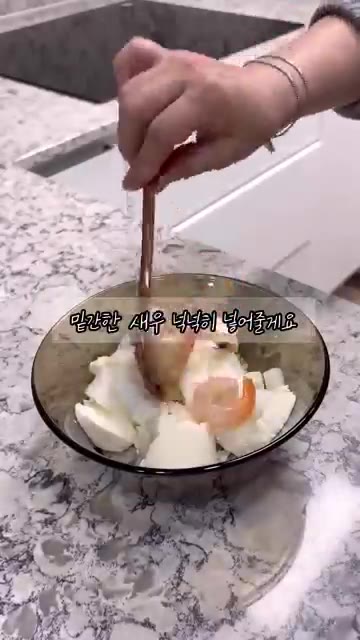 그릇에 현미밥을 담고 순두부를 큼직하게 썰어 올립니다. — 속이 편한 다이어트 레시피