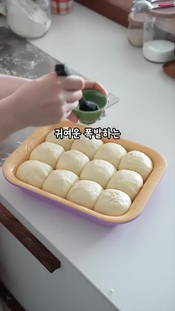 발효된 반죽 윗면에 우유를 발라줍니다. — 주걱으로 대충 섞어 만든 구름모닝빵...촉촉 퐁신🤍