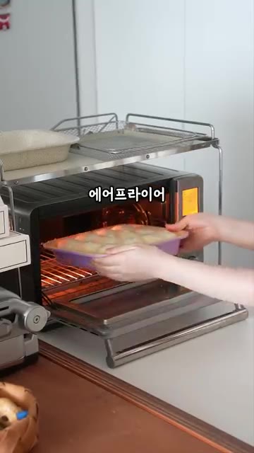 예열된 오븐이나 에어프라이어에 넣고 170도에서 15~16분간 구워… — 주걱으로 대충 섞어 만든 구름모닝빵...촉촉 퐁신🤍
