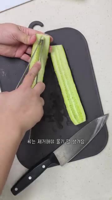 양파는 잘게 썰어 물에 담가 매운기를 빼줍니다. — 지중해식 쉬라즈 샐러드 레시피 (오이, 토마토, 양파)