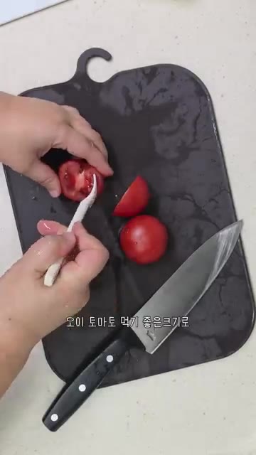 오이는 씨를 제거하고 먹기 좋은 크기로 썰어줍니다. — 지중해식 쉬라즈 샐러드 레시피 (오이, 토마토, 양파)