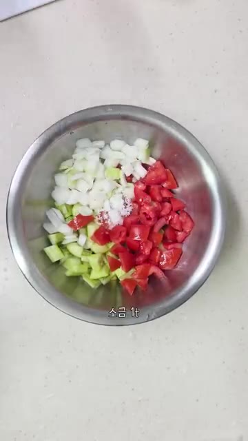 토마토도 씨를 제거하고 오이와 비슷한 크기로 썰어줍니다. — 지중해식 쉬라즈 샐러드 레시피 (오이, 토마토, 양파)