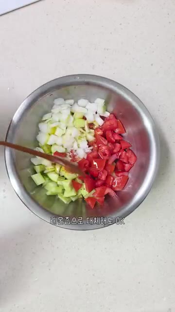 볼에 준비한 오이, 토마토, 양파를 담고 소금 1t, 화이트 발사믹… — 지중해식 쉬라즈 샐러드 레시피 (오이, 토마토, 양파)