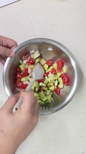 후추를 10바퀴 정도 갈아 넣고 잘 섞어줍니다. — 지중해식 쉬라즈 샐러드 레시피 (오이, 토마토, 양파)