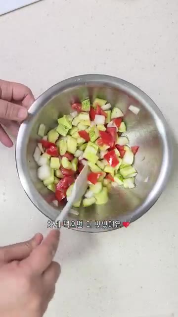 냉장고에 10분 정도 넣어 차갑게 먹으면 더 맛있습니다. — 지중해식 쉬라즈 샐러드 레시피 (오이, 토마토, 양파)