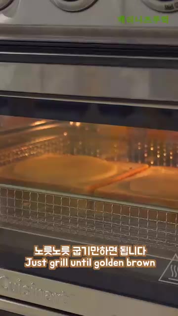 버터 바른 식빵 위에 치즈를 올린다. — 빠르고 맛있는 아침식사 토스트!