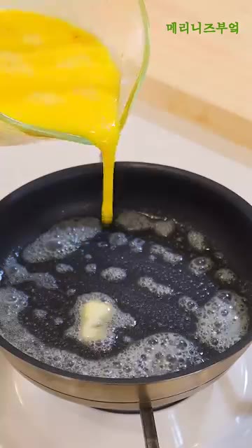 팬에 버터를 녹인다. — 빠르고 맛있는 아침식사 토스트!