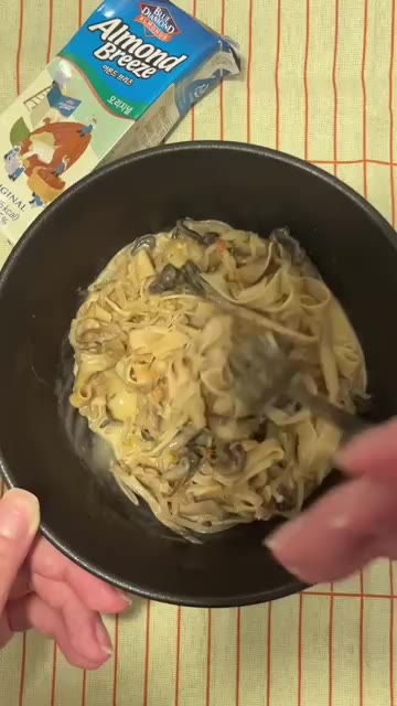 파슬리 가루를 뿌려 마무리한다. — 아몬드브리즈로 두부면 버섯 파스타 만들기