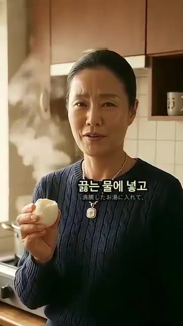 물을 먼저 팔팔 끓인 뒤 달걀을 조심해서 넣어요. 뜨거운 물에서 열… — 삶은 달걀 껍질 안 벗겨지죠? 삶자마자 이것만 하세요 핵심 2가지