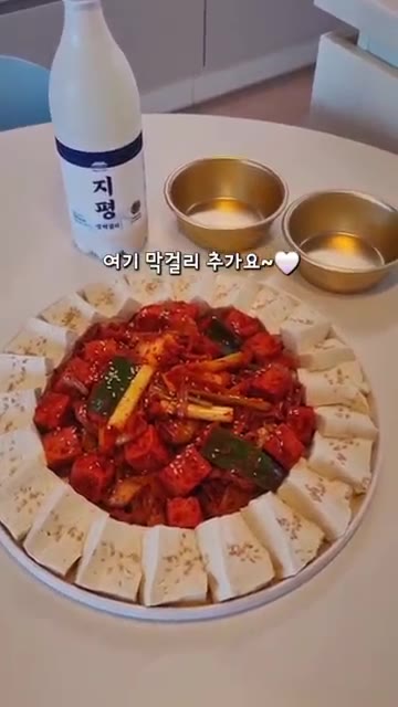 마지막으로 깨를 솔솔 뿌려주면 스팸두부김치 완성입니다. — 스팸두부김치 초간단 레시피 🍶