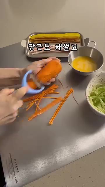오이는 채 썰어 소금에 살짝 절여 물기를 꼭 짜줍니다. — 속재료 가득! 집김밥 만들기