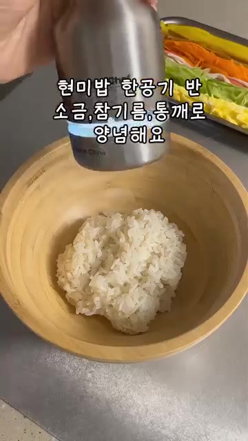 계란은 얇게 지단을 만들어 채 썰어줍니다. — 속재료 가득! 집김밥 만들기
