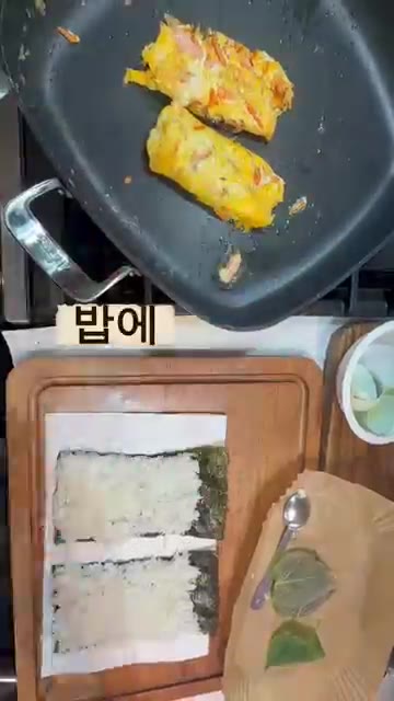 계란을 한 알 깨서 스크램블 하듯 볶은 당근과 함께 섞어 김 모양처… — 원팬 계란말이 김밥
