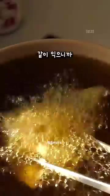 새우를 반으로 갈라 라이스페이퍼 위에 넓게 편다. — 과자처럼 바삭바삭하고 새우는 촉촉한 초간단 라이스페이퍼 새우칩 레시피