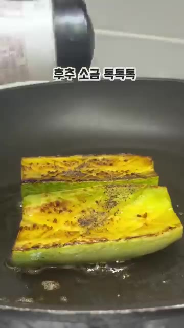 약불로 줄인 뒤 다진 마늘 ½작은술을 넣고 녹은 버터를 끼얹어주세요. — 10분 완성 갈릭버터 애호박구이
