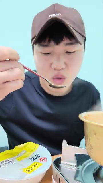 햇반을 전자레인지에 넣고 데웁니다. — 장사의 신 부대찌개 10분 완성
