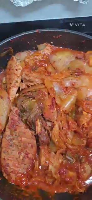 양념이 잘 배도록 자주 뒤집어 가며 끓여줍니다. — 다이어트 닭가슴살 묵은지 김치찜