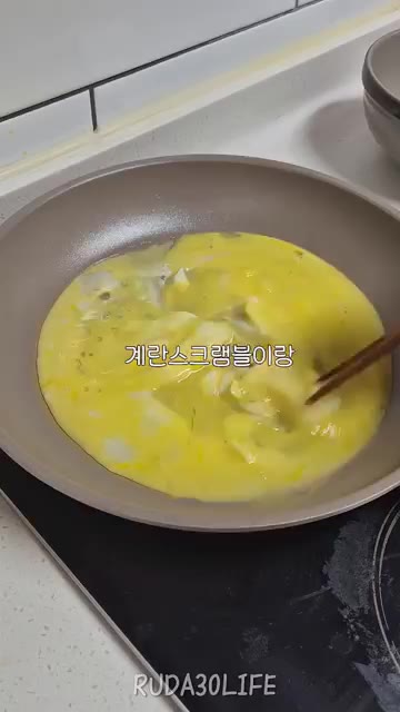 소세지를 동그랗게 썰어 준비한다. — 퇴근 후 저녁: 라면과 소세지 볶음밥