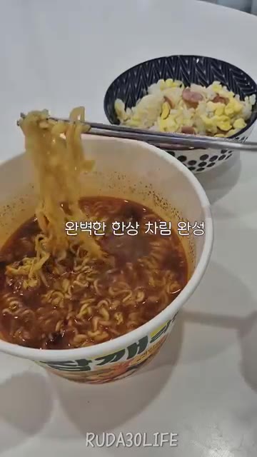 썰어둔 소세지를 넣고 함께 볶아준다. — 퇴근 후 저녁: 라면과 소세지 볶음밥