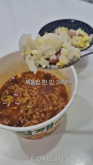밥을 넣고 참기름과 소금을 약간 넣어 볶아주면 볶음밥이 완성된다. — 퇴근 후 저녁: 라면과 소세지 볶음밥