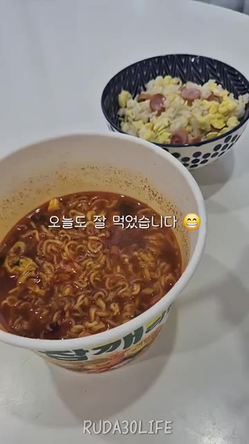 컵라면에 뜨거운 물을 붓고 기다린다. — 퇴근 후 저녁: 라면과 소세지 볶음밥
