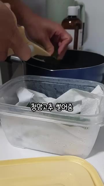 팬에 식용유를 두르고 다진 마늘, 청양고추, 냉동 대파를 넣고 볶는다. — 고시원 참치두부볶음밥 (feat. 참두고)