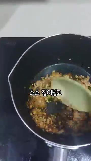 밥을 넣고 소스와 재료가 잘 섞이도록 볶아준다. — 고시원 참치두부볶음밥 (feat. 참두고)