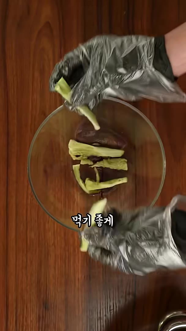 5분 뒤 불을 끄고 한 김 식힌 뒤 손으로 찢어주세요. — 가지무침 이렇게 하면 고기보다 맛있어요