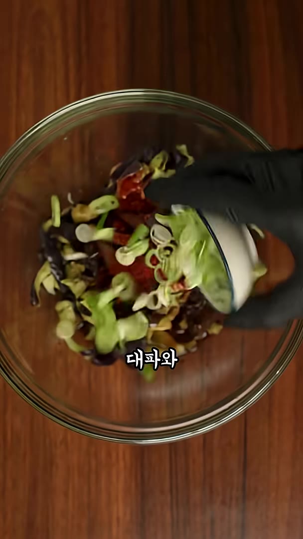 여기에 국간장 1큰술, 매실청 1큰술, 참기름 1큰술, 고춧가루 0… — 가지무침 이렇게 하면 고기보다 맛있어요
