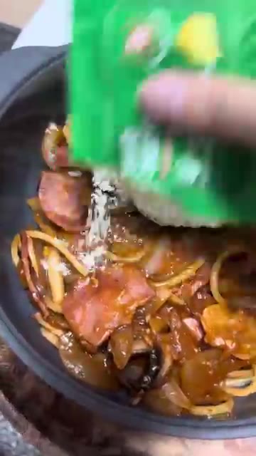 완성된 스파게티 위에 계란 프라이를 올리고 파마산 치즈 가루를 뿌려… — 휴학생도 돌아오게 만드는 나폴리탄 스파게티