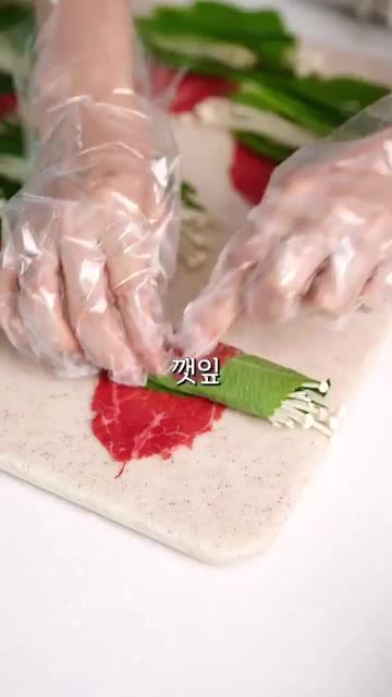 고기, 깻잎, 팽이버섯, 부추를 넣고 돌돌 말아 반으로 썰어줍니다. — 샤브샤브 대신 이렇게 드세요