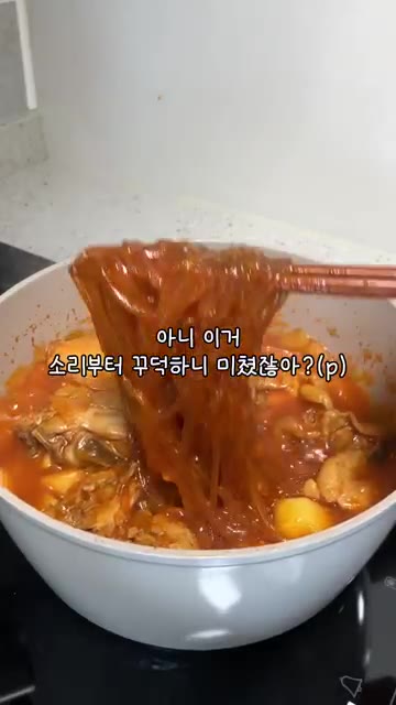 감자를 한 입 크기로 썰어줍니다. 닭에 다진 마늘과 간장 6큰술을… — 이년생 딸내미가 만드는 부모님 반찬 닭볶음탕