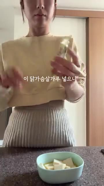 팬에 기름을 두르고 두부 반죽을 앞뒤로 노릇하게 부쳐줍니다. — 15분 만에 만드는 초간단 아기 반찬 2가지