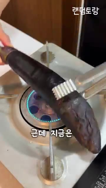 가지를 불에 직접 구워 껍질을 벗긴다. 껍질이 잘 벗겨지도록 완전히… — 세계 최고의 계란 요리?!