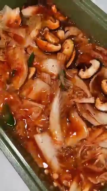 채소가 어느 정도 익으면 멸치칼국수 스프 반 개를 넣고 잘 풀어준다. — 얼큰 버섯 샤브샤브 (집에서 등촌처럼 즐기기)