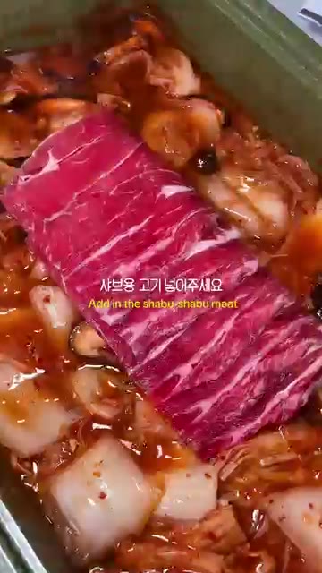 샤브샤브용 소고기를 넣고 고기가 익을 때까지 끓여준다. — 얼큰 버섯 샤브샤브 (집에서 등촌처럼 즐기기)