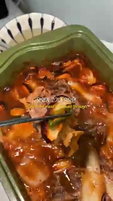 고기와 채소를 건져 소스에 찍어 먹는다. — 얼큰 버섯 샤브샤브 (집에서 등촌처럼 즐기기)