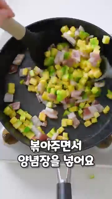 팬에 올리브유를 두르고 애호박과 오징어를 볶다가 양념장을 넣고 졸여… — 애호박과 오징어가 만나면?!🦑