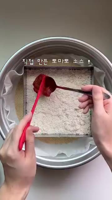 토마토 소스를 쌀가루 위에 골고루 펴 바릅니다. — 피자설기🍕