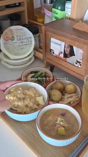 간장과 참기름을 뿌린다. 완성된 혼밥 식탁 — 간장계란밥 혼밥밥상