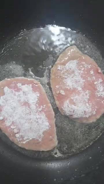 팬에 기름을 두르고 찹쌀가루 묻힌 소고기를 앞뒤로 노릇하게 구워준다. — 찹쌀가루만 묻혀 구웠더니 난리 났습니다 소고기 찹쌀구이 레시피
