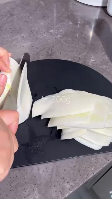무 500g을 얇게 썰어 준비합니다. — 무생채 비빔밥 레시피