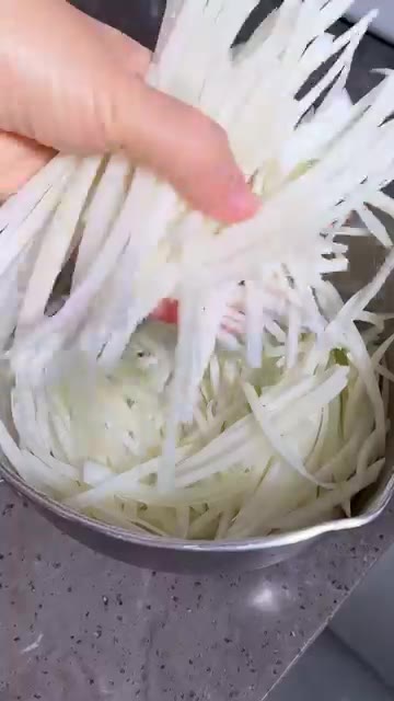 썰어둔 무를 채 썰어줍니다. 채 썬 무를 볼에 담습니다. — 무생채 비빔밥 레시피